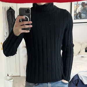 Hugo Boos Turtleneck - Sjukt snygg och formel turtleneck Sweater frpn Hugo Boss. I sin helhet bra skick utom litet håll i armhålan därför drar priset ner men går att fixa lätt hos en skräddare för en hundralapp, annars mycket bra skick. 
