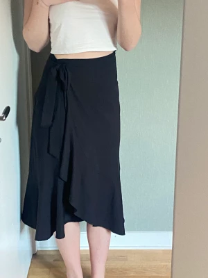 omlottkjol Gina Tricot svart strl 36💕 - Svart omlottkjol i bra skick i strl 36. Från Gina Tricot❣️