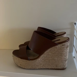 Skor - Använda skor, som sagt syns på bilden går att fixa och göra mer rent! 