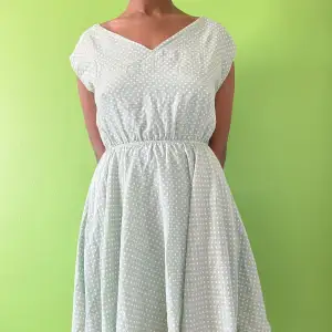 En 50-tals klänning, prislappen kvar då jag aldrig använt den. Superfin och söt nu till våren/sommaren.