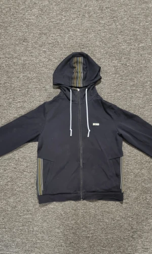 Hugo boss - Skick: 10/10  Köpt i somras då jag använde den några enstaka gånger då den sedan blev för liten.  Köpt för: 2399kr