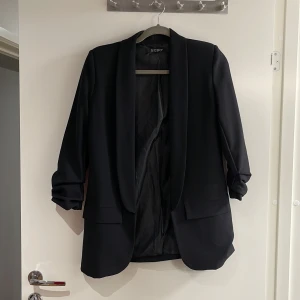 Kavaj - Svart kavaj i storlek S  Använd 2-3 ggr så som ny