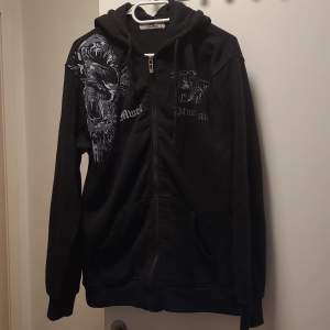 Size L lightly used and in good condition black hoodie. Feel free to contact us in Swedish or English. 