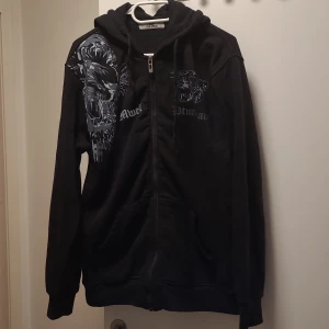 Black olga hoodie - Size L lightly used and in good condition black hoodie. Feel free to contact us in Swedish or English. 