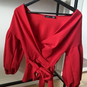 Blus - Röd fin blus❤️ Stretchigt material vid midjan 