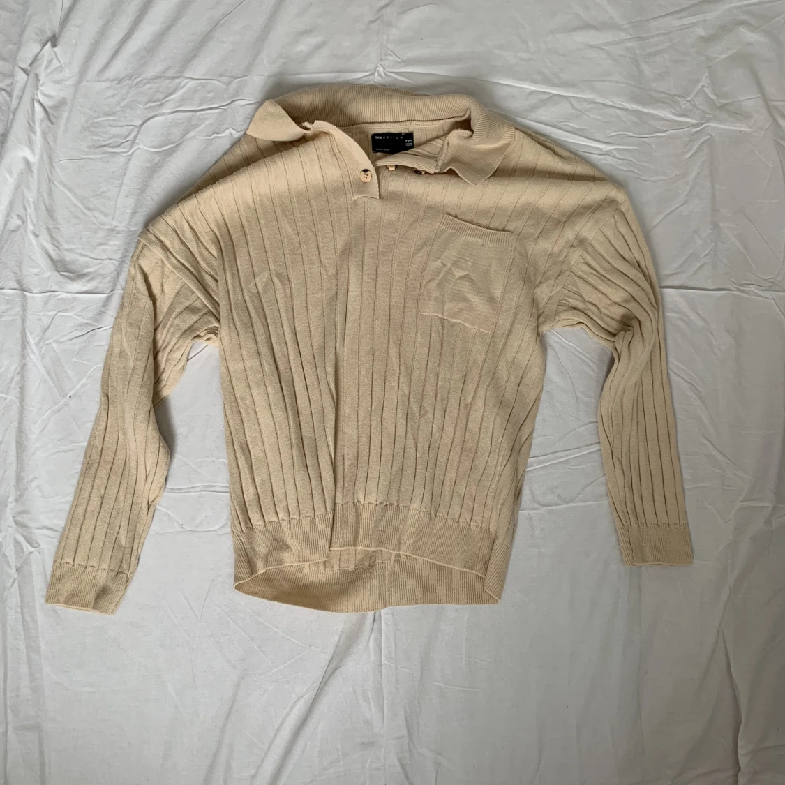 Beige tröja med knappar 