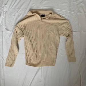 Beige tröja med knappar  - Beige tröja med krage och knappar från Asos 