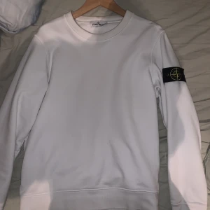 Stone Island - Säljer min stone island sweatshirt, den är i storlek S men skulle säga att den passar M bra med. Köptes ifrån NK i Göteborg så kvitto finns. Köptes för 2300kr.(knappt använd pga den är vit) Hör av dig ifall du är intresserad😎 