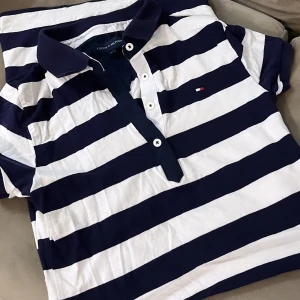 tommy hilfiger  klänning  - jätte fin skön och stretchig tommy hilfiger klänning använd bara en gång . passar xs - s och även m 