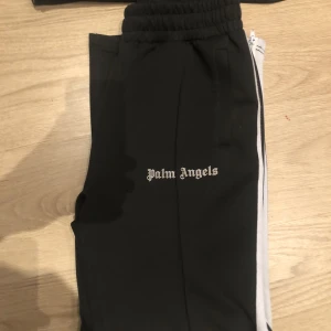 Palm angels byxor - Säljer dessa Palm angels byxor då de ej används. Texten som man ser på bild är inte krit vit längre annars ser dom riktigt bra ut.