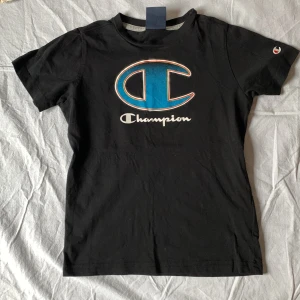 T-shirt  - Storlek: ca men känns som 134-140  Är för liten 