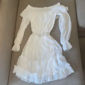 En super söt klänning från Bikbok, som ny! En offshoulder klänning i S, men passar också XS/M då det är speciellt tyg. Är inte genomskinlig 