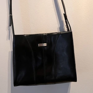 Skinnväska Vintage - Säljer lite väskor då jag nu har alldeles för många och ingen plats! Denna fina skinnväska hittade jag på en second hand butik. Den är i bra skick❤️ 