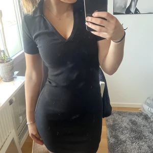 Klänning från Zara - Svart klänning från Zara. Sitter super fint. Storlek M. 