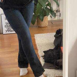 Low/midwaist jeans från Lindex gamla kollektion. Finns ingen storlek, därav följande mått: Midja rakt över - 34cm Innerbenslängden - ca 72cm SKICK: som nytt