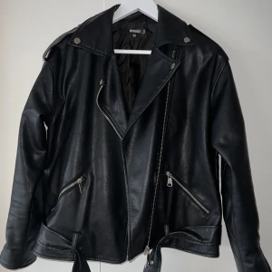 Missguided skinnjacka - Säljer missguided ”oversized boyfriend biker jacket” i storlek 38. Den är välanvänd men är utan några tydliga slitage ❤️‍🔥 köparen står för frakten😇
