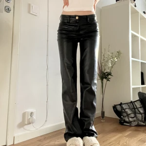 Byxor - Slutsålda skinnbyxor från zara använda 1 gång nyskick🙌🏼😍