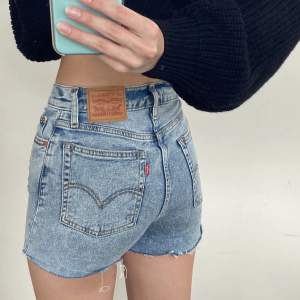 Jeansshorts från Levis i strl 25 modell ”Wedgie short”