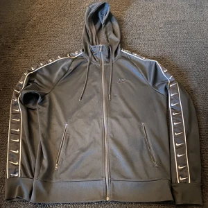 Nike tröja - Nike huvtröja med dragkedja. Tröjan är i bra skick och är i storlek M