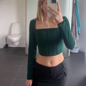 Grön festtopp  - Säljer denna gröna topp från zara. Cut out på ryggen och med korset detaljer. 