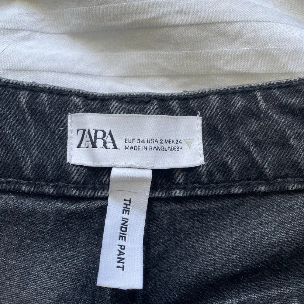 Säljer dessa mörkgråa låg midjade ”straight” jeans från Zara. Köpte de för 399💞💘. Jeans & Byxor.