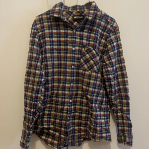 Skjorta Lyle & Scott  - En skjorta från Lyle & Scott i storlek M Har inte strykt den som ni ser. 