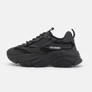 Sneakers - Använda 3 ggr, skrov för flera bilder. Nypris 1200. Dom är små i storleken så passar 37.