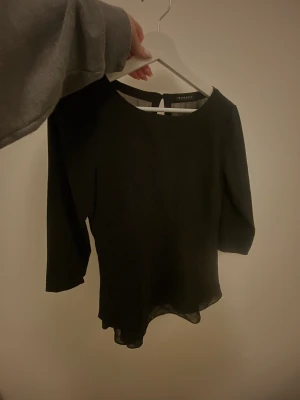 Svart blus - En svart finare tröja som är lite lättare genomskinlig. Värde 450kr Säljer för 100kr