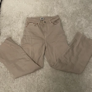 Jeans - Beiga jeans från lager 157 i storlek xs. Pga fläcken blir det billigt.