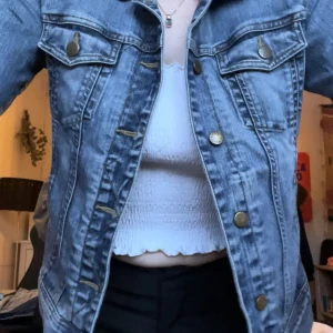 Jeansjacka - Skön jeansjacka från H&M LOGG med röda sömmar (inuti) som är en fin detalj💗  Inga defekter och i bra skicka, sparsamt använd. I storlek 38 och är lite oversize på mig som brukar ha S/M/36/38💗💗  Skriv om du har frågor eller vill ha fler bilder 🥰