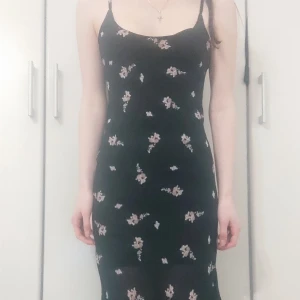 Blommig klänning  - En super fin svart blommig klänning använd endast två gånger 