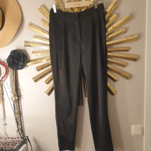 Kostymbyxor  - Kostymbyxor från Objekt i satin material. Använts en gång.