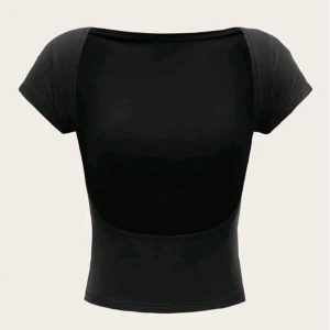 Rygglös topp - !lånade bilder! Jättefin rygglös topp som är så inne just nu, säljer då jag köpte flera storlekar 🫶✨️ Slriv för flera bilder :)!! 