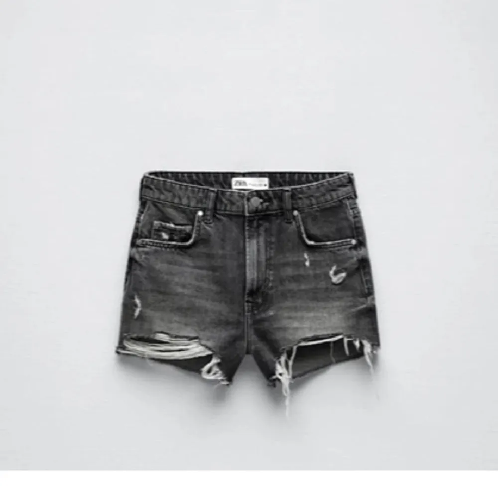 Dom populära slutsåla jeans shortsen från Zara. Säljer då dom är förstora, väldigt bra skick 💗. Shorts.