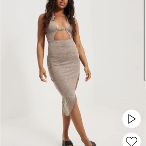 Klänning från Nelly - Klänning från Nelly inköpt för 500kr och används utomlands. Riktigt snygg och ha på stranden. 