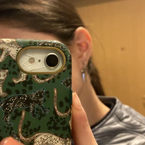 Edblads örhänge  - Säljer nu ett av mina Edblads örhängen med svarta stenar!😇går också att sätta in från baksidan så det blir inga stenar på!!