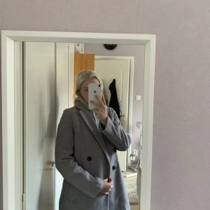 Kapp - Tre par jättefina örhängen köpa i Spanien och ett annat par från Svergie (vet inte vilket märke). Är endast använd 1 gång. Säljer för att jag är väldigt känslig mot allt förutom älta guld. Vid köp av alla 4 par kostar de 70kr. Nypris för alla 4 par: 150kr