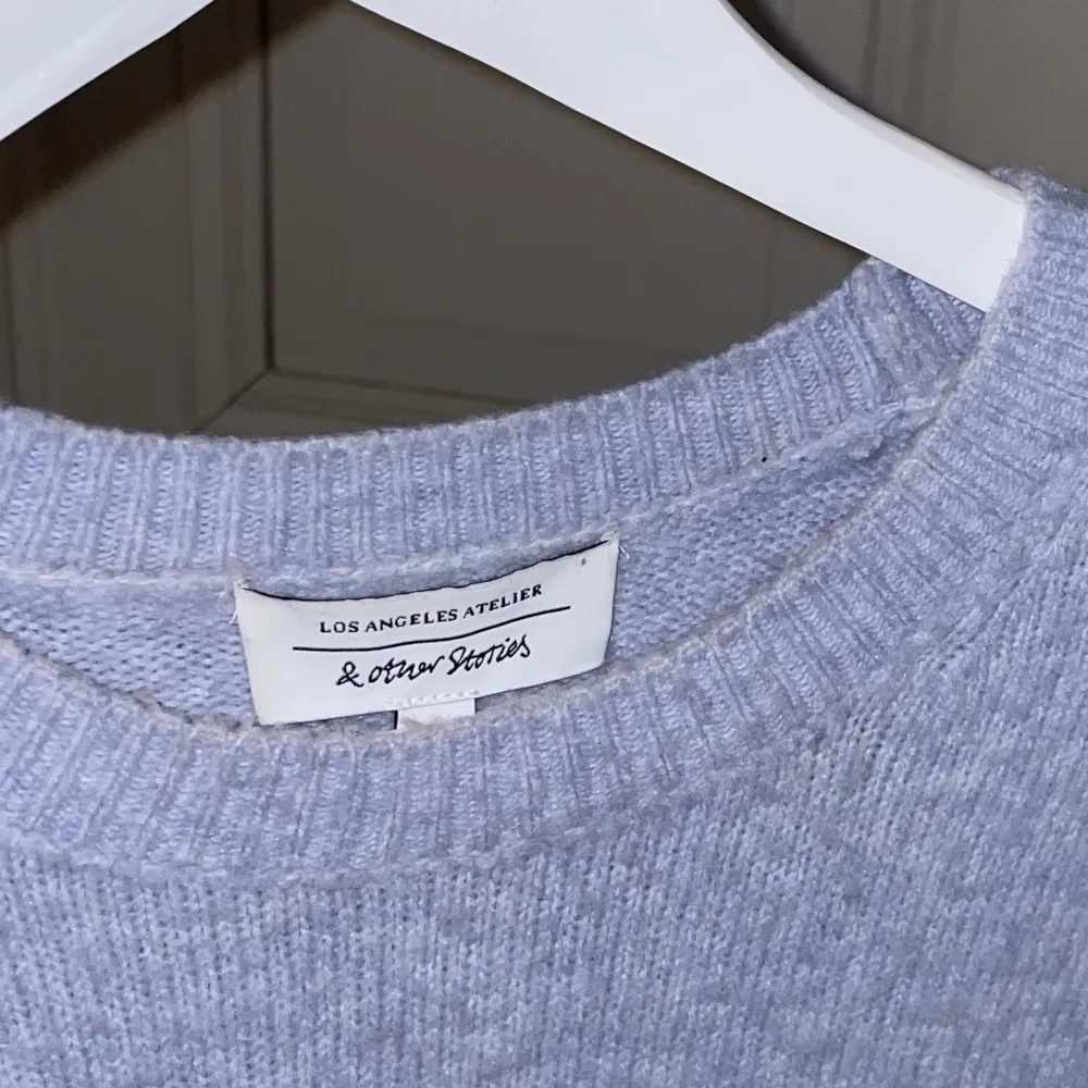 Så fin stickad tröja från &Other Stories!💙Bra kvalitet, inte blivit nopprig och knappt använd⭐️ Perfekt nu till vår och sommar💛. Tröjor & Koftor.