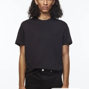 T-shirt - Säljer denna t-shirt ifrån H&M’s herravdelning men passar tjejer lika bra. Modellen är Rundhalsad T-shirt Regular Fit, storlek M, köparen står för frakten 