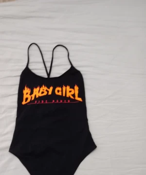 Bodysuit - Oanvänd bodysuit från shein i bra skick. Det är storlek M men fungerar på storlek S oxå. Obs fraktkostnad tillkommer 