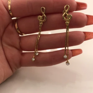 Örhängen  - Ett par jättefina örhängen använda någon enstaka gång ☺️