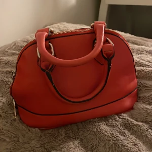 liten röd väska❣️❤️‍🔥 - liten röd väska med guld kedja!