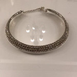 Halsband  - Jättefint halsband!☺️