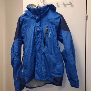 Size S lightly used and in good condition Blue raincoat. Feel free to contact us in Swedish or English. 