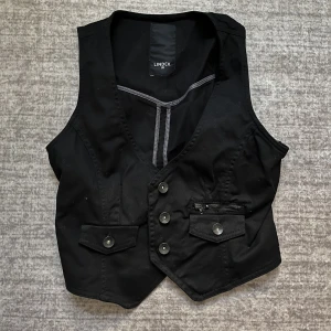 Topp - Skit snygg och cool topp som både går att ha på fest eller bara till vardags med coola ditaljer. Säljer då det inte riktigt är min stil och den är knappt använd. Nypris 329kr