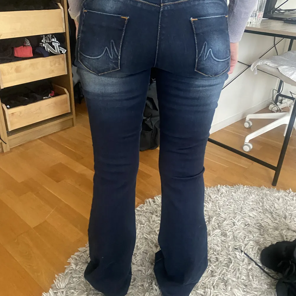 Säljer dessa jeans som är köpta secondhand pga att de va för små. Hon på bilden är 162cm🥰. Jeans & Byxor.