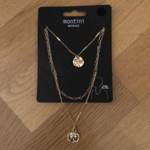 Guld halsband - INTE ANVÄND.  Tre guld halsband, två av dem med varsin cirkel, den ena med ett ansikte på. Enkla, smala skedjor, alla från 60 till 67 cm långa. Från Ur&Penn, (märket Montini). 