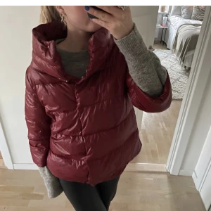 Herno likande trekvarts jacka - Säljer denna jacka då jag köpt fler! Herno liknande, den är dock längre. Den är uppvikt på båda bilderna, storlek S/M skulle mer säga M men passar på mig med XS med❤️‍🔥köpt för 1,2 💖