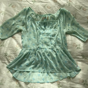 Hollister mesh tröja - Fin meshtröja från hollister, köpt runt 2010. Den är i mycket bra skick och är väldigt somrig och söt!