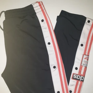 Adidas byxor - Vida adidasbyxor med orangea-vit stripe. Superbekväma! 